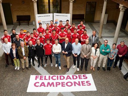 Imagen La plantilla de la Gimnástica Segoviana ofrece a la provincia su ascenso a Primera RFEF en un breve acto en el patio de Columnas de la Diputación